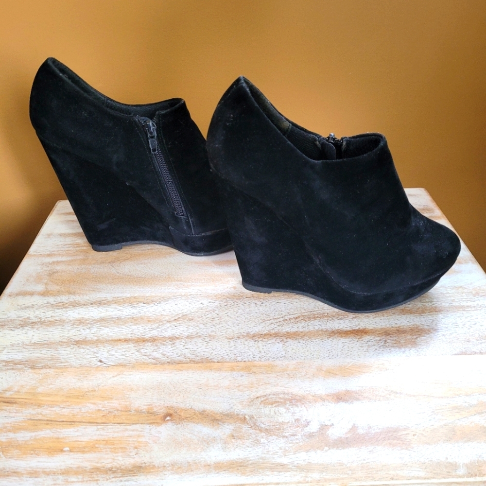 *Free in a bundle* Black velvet club rise shoes